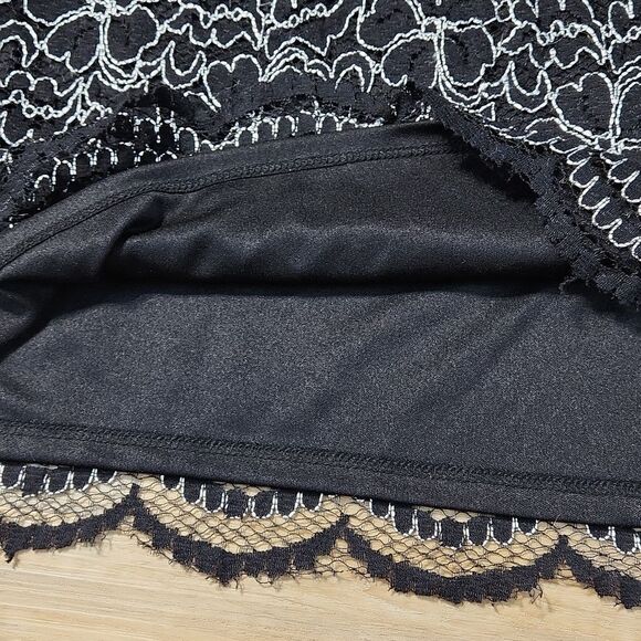 🔹️Elle Black & White Floral Lace Print Sleeveless Top Large - Picture 7 of 11